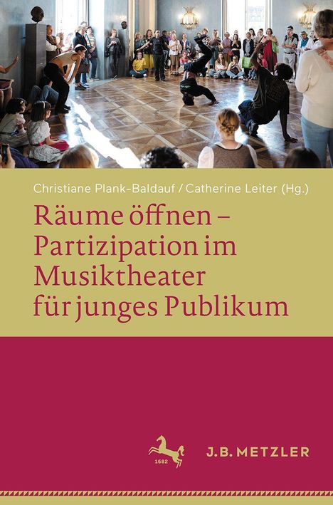 "Räume öffnen – Partizipation im Musiktheater für junges Publikum". Tanzaufführung in edlem Saal, Zuschauer rundherum.