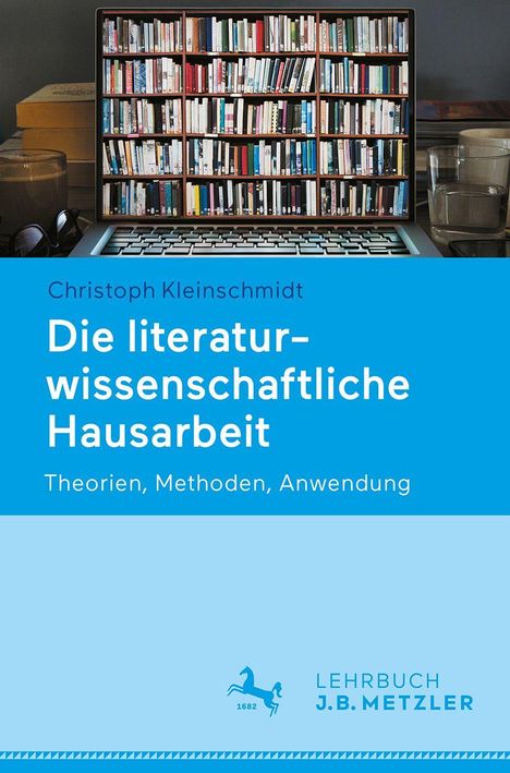 „Die literaturwissenschaftliche Hausarbeit – Theorien, Methoden, Anwendung“ von Christoph Kleinschmidt. Ein Laptop zeigt Bücherregale.