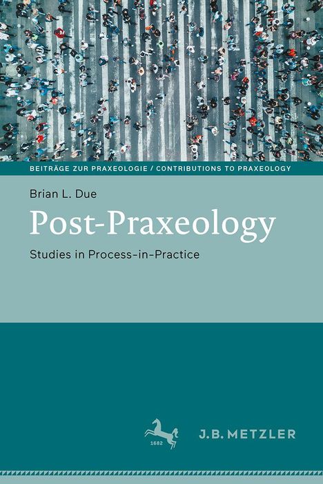 "Post-Praxeology" von Brian L. Due, mit Menschen auf einem Zebrastreifen von oben gesehen, rechteckiges Logo unten.