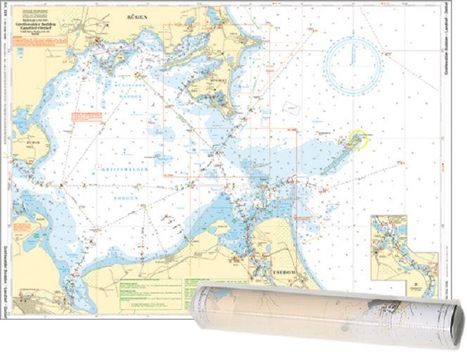Seekarte von Rügen und Usedom. Detaillierte Küstenlinien und Gewässerwege. Eine gerollte Karte liegt vorne.