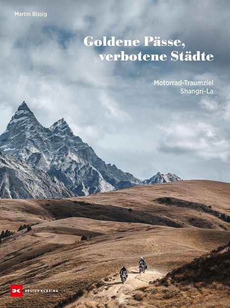 Titel: "Goldene Pässe, verbotene Städte". Zwei Motorradfahrer in dramatischer Berglandschaft unter bewölktem Himmel.