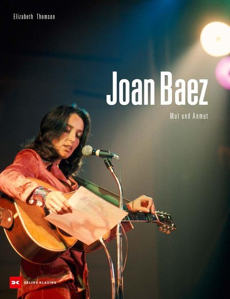 Titel: Joan Baez - Mut und Anmut; Foto: Frau mit Gitarre und Mikrofon auf der Bühne.