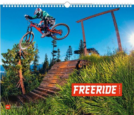 Text: "FREERIDE 2027".  
Ein Mountainbiker springt über eine Rampe in einer grünen, bewaldeten Landschaft.