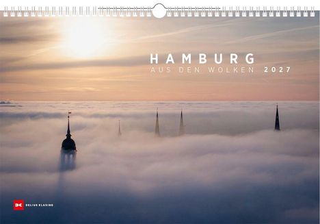 Text: "HAMBURG AUS DEN WOLKEN 2027". Eine neblige Stadtansicht mit Kirchtürmen, über die die Sonne scheint. Logo unten links.