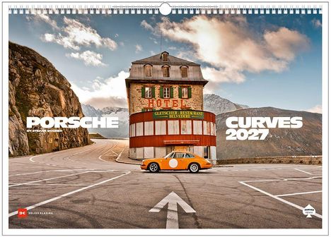 "Porsche Curves 2027." Ein oranges Auto steht vor einem verlassenen Hotel in den Bergen.