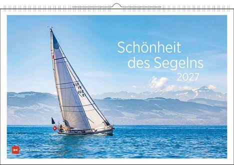 "Schönheit des Segelns 2027." Ein Segelboot auf einem blauen See, umgeben von Bergen unter einem klaren Himmel.