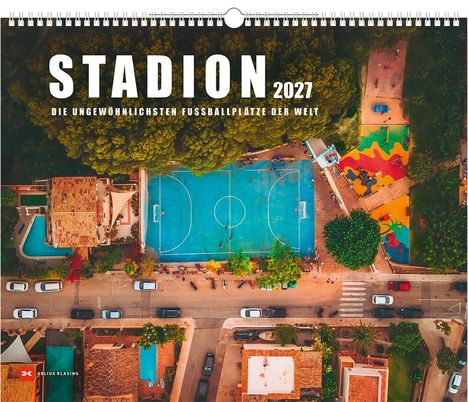 STADION 2027. Die ungewöhnlichsten Fußballplätze der Welt. Luftaufnahme eines blauen Fußballplatzes inmitten von Gebäuden.