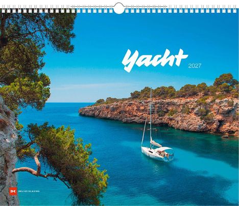 „Yacht 2027“. Eine weiße Segelyacht in einer blauen Bucht, umgeben von Felsen und grünen Bäumen.