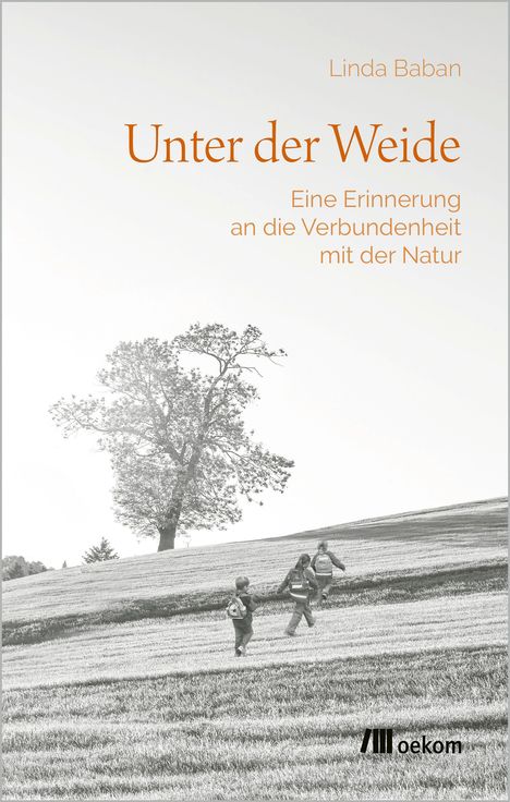 Text: "Linda Baban, Unter der Weide, Eine Erinnerung an die Verbundenheit mit der Natur." Schwarzweißbild von Kindern auf Wiese.