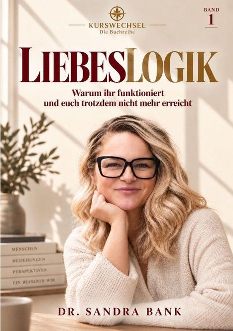 „LIEBESLOGIK: Warum ihr funktioniert und euch trotzdem nicht mehr erreicht“. Frau lächelt, stützt Kinn, Bücher im Hintergrund.