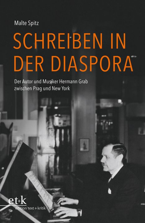 "Schreiben in der Diaspora" in Orange. Ein Mann spielt Klavier in einem stilvollen Raum.