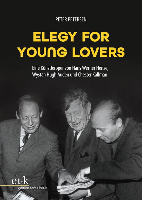 „ELEGY FOR YOUNG LOVERS“ von Peter Petersen, Hans Werner Henze, Auden, und Kallman. Drei Männer blicken lächelnd auf Papiere.