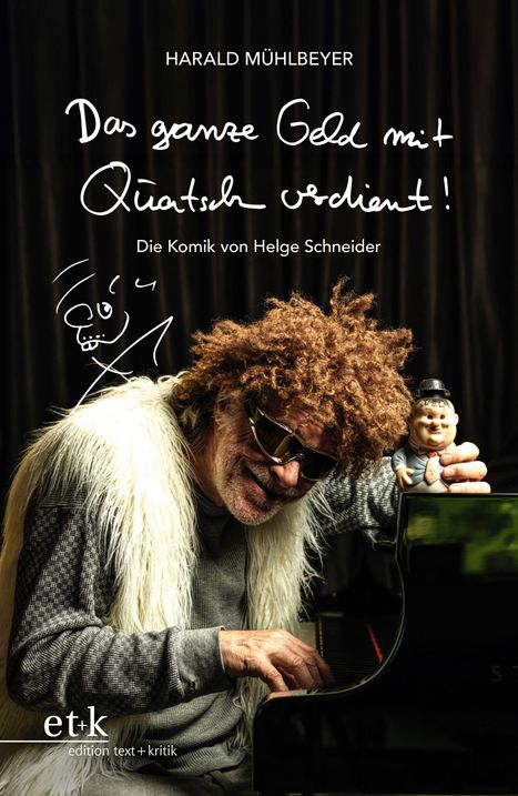 Titel: "Das ganze Geld mit Quatsch verdient". Zu sehen ist ein Mann mit lockiger Perücke am Klavier.