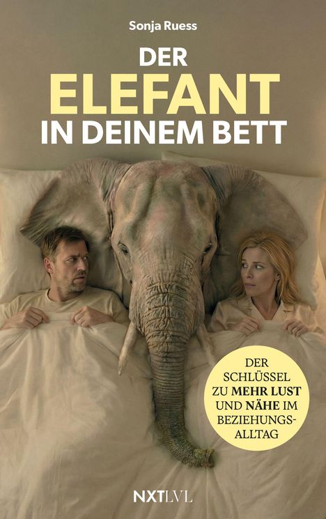 Text: "Sonja Ruess DER ELEFANT IN DEINEM BETT". Ein Mann, eine Frau und ein Elefant teilen ein Bett.