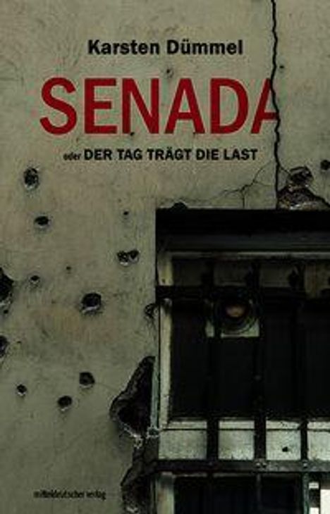 Text oben: "Karsten Dümmel". Groß in Rot: "SENADA". Darunter kleiner: "oder DER TAG TRÄGT DIE LAST". Beschädigte Wand mit Fenster.