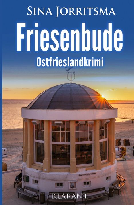 „Sina Jorritsma: Friesenbude. Ostfrieslandkrimi. KLARANT.“ Gebäude am Strand im Sonnenuntergang, Rundbau mit Kuppel.