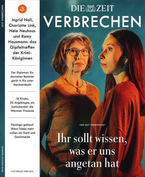 "Die Zeit Verbrechen. Ihr sollt wissen, was er uns angetan hat. Zwei Frauen, ernst blickend, im Scheinwerferlicht."