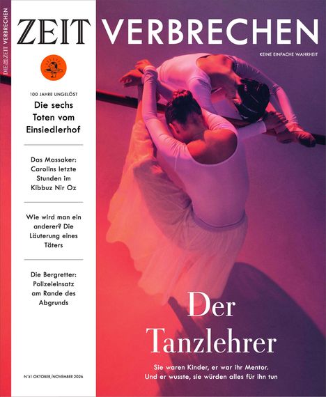 „Die sechs Toten vom Einsiedlerhof“ und darunter „Der Tanzlehrer“. Zwei Tänzer in eleganter Pose auf der Bühne.
