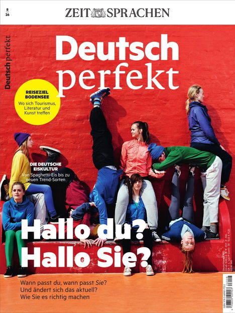 „Deutsch perfekt“, „Hallo du? Hallo Sie?“, Menschen in bunter Kleidung in entspannter Pose vor roter Wand.