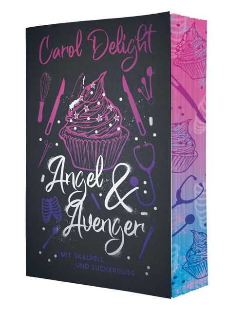 Der Text lautet: "Carol Delight", "Angel & Avenger", "Mit Skalpell und Zuckerguss". Ein Cupcake und medizinische Werkzeuge.