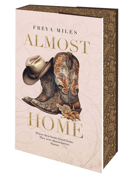 "Freya Miles Almost Home. Where their hearts found home. They were almost forever. Almost." Stiefel und Cowboyhut.