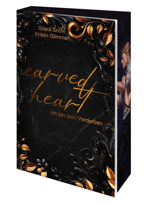 "Carved Heart. Ich bin dein Verderben." Goldene Buchstaben, schwarze und goldene Blätterverzierung, Mann am Rand.
