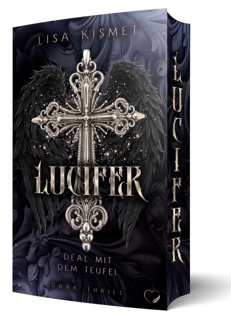 "LUCIFER", "Deal mit dem Teufel". Silbernes Kreuz mit schwarzen Flügeln auf dunklem Hintergrund, mystische Atmosphäre.