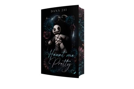 "Dana Jai" oben. "Haunt me, Pretty" in schwungvoller Schrift. Illustration: Voodoo-Puppe umgeben von dunklen Blumen.