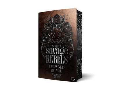 Titel: "Sequel Savage Rebels: Crowned by You" von Valeska Night. Schwarzes, verziertes, dunkles Cover mit floralen Mustern.