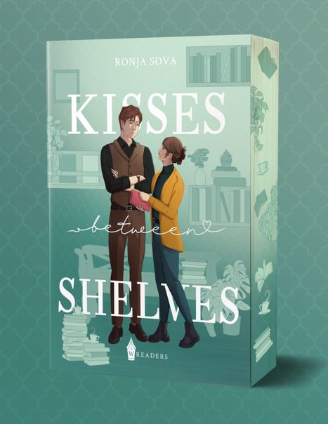 Text: "Ronja Sova, Kisses Between Shelves, Wreaders." Illustration: Zwei Personen stehen nah beieinander, umgeben von Bücherregalen.