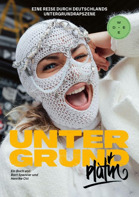 "EINE REISE DURCH DEUTSCHLANDS UNTERGRUNDRAPSZENE" oben; eine Frau mit gestrickter Maske und Ketten, lächelnd.