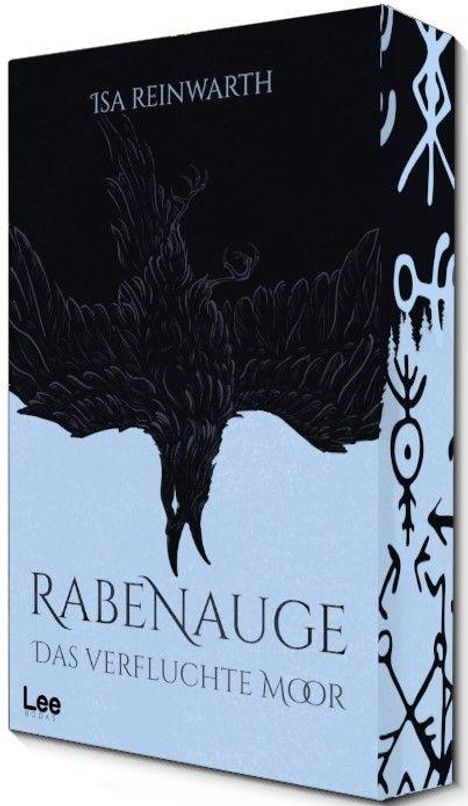 "RABENAUGE DAS VERFLUCHTE MOOR" von Isa Reinwarth. Ein schwarzer Rabe auf hellblauem Hintergrund, mystische Symbole.