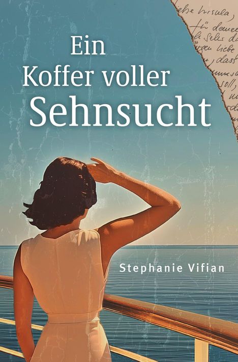 „Ein Koffer voller Sehnsucht“ von Stephanie Vifian. Frau in weißem Kleid blickt von einem Schiffsdeck übers Meer.