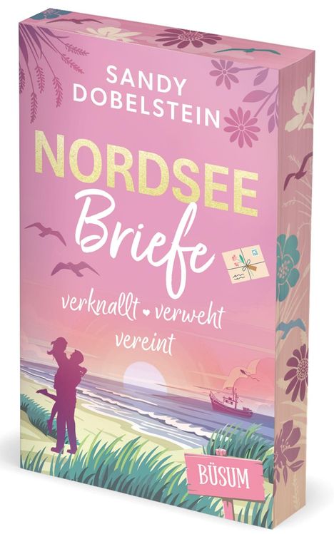 Buchtitel: "Nordsee Briefe - verknallt, verweht, vereint" von Sandy Dobelstein. Illustration: Paar am Strand vor Sonnenuntergang.