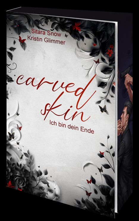 Buchcover mit Text: "carved skin. Ich bin dein Ende." Umgeben von roten und schwarzen Blumen, ein Mann mit Pistole.