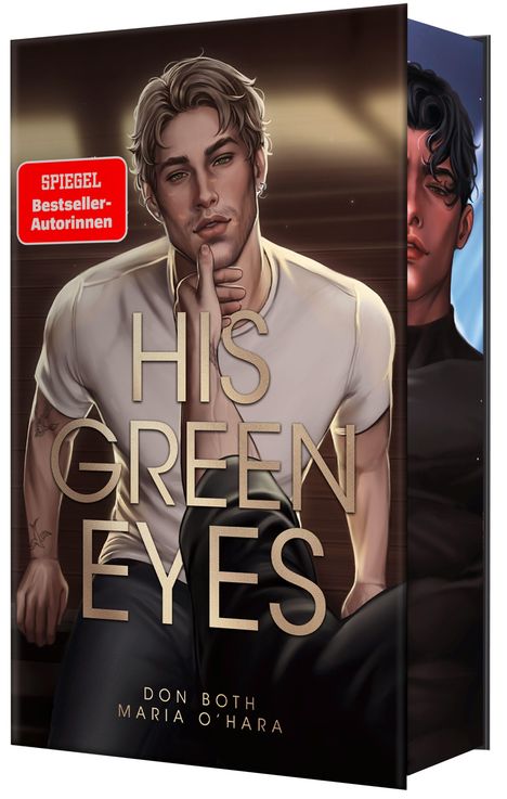 „His Green Eyes“ steht in großen Buchstaben. Ein Mann in Weißem T-Shirt, grünen Augen, Kinn von Hand gestützt.