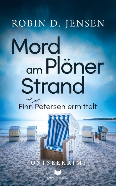 „Mord am Plöner Strand“, „Finn Petersen ermittelt“. Rattan-Strandkörbe am sandigen Ostseestrand unter bewölktem Himmel.