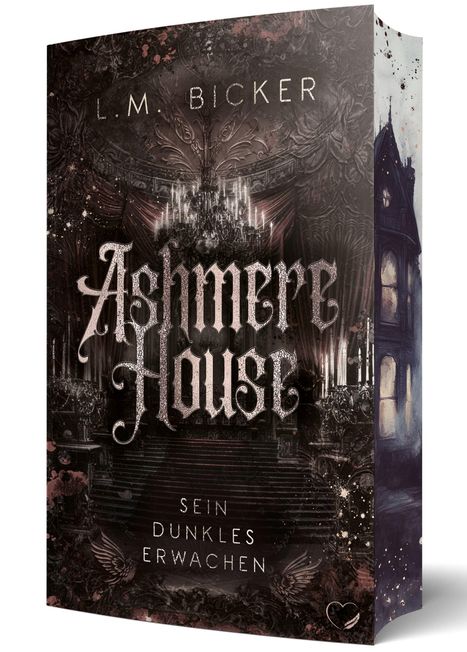 "Ashmere House. Sein dunkles Erwachen." Oben Name "L.M. Bicker". Düstere, gotische Szene mit Kronleuchter und alten Gemäuern.