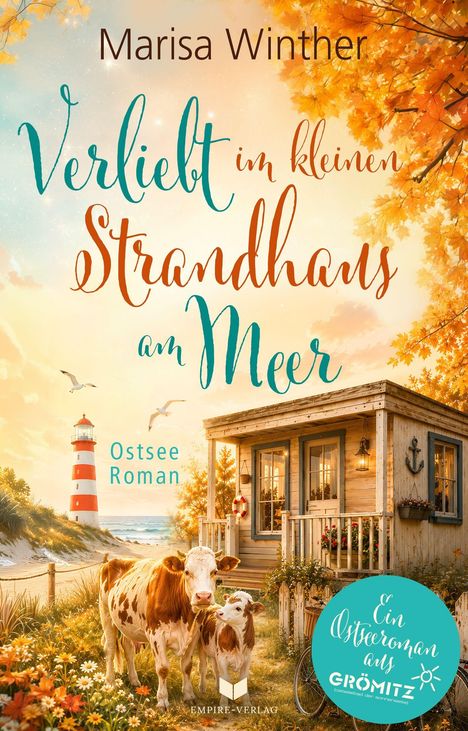"Verliebt im kleinen Strandhaus am Meer", "Ostsee Roman". Ein idyllisches Haus am Meer mit Kühen und Leuchtturm.