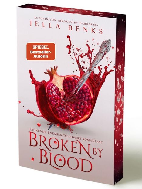 SPIEGEL Bestseller-Autorin. Ein aufgeschnittener Granatapfel mit einem Dolch. Buch: "Broken by Blood" von Jella Benks.