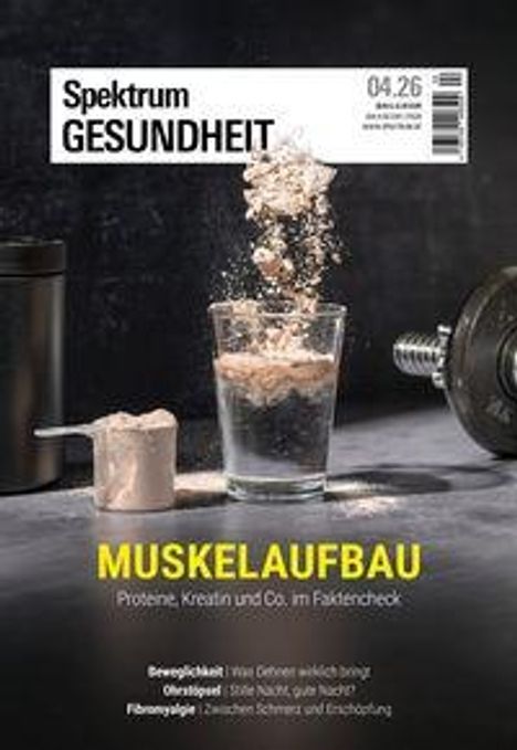"Spektrum Gesundheit 04.26" oben. "MUSKELAUFBAU" in Gelb darunter. Proteinpulver fällt in ein Glas Wasser, daneben eine Hantel.