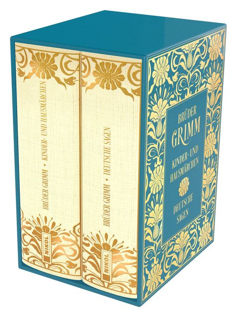 Zwei Bücher der Brüder Grimm in einem blauen Schuber. Aufschrift: "KINDER- UND HAUSMÄRCHEN" und "DEUTSCHE SAGEN".