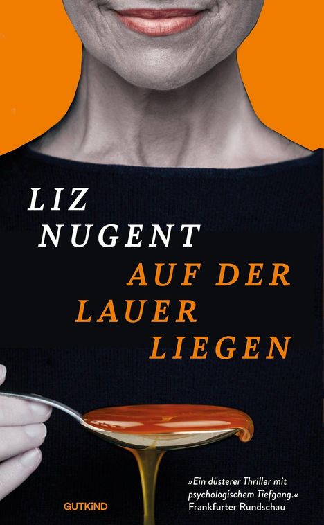 "Liz Nugent, Auf der Lauer liegen." Ein Gesicht mit verschlossenen Lippen und eine Hand hält einen Löffel mit Honig.