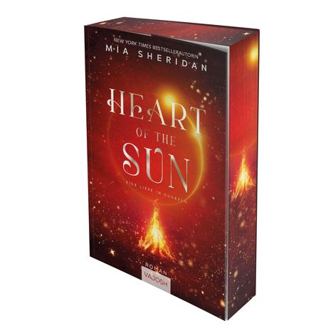 "Heart of the Sun. Eine Liebe im Dunkeln." Feuer vor einem Sonnenmotiv, leuchtend rote und orangefarbene Töne.
