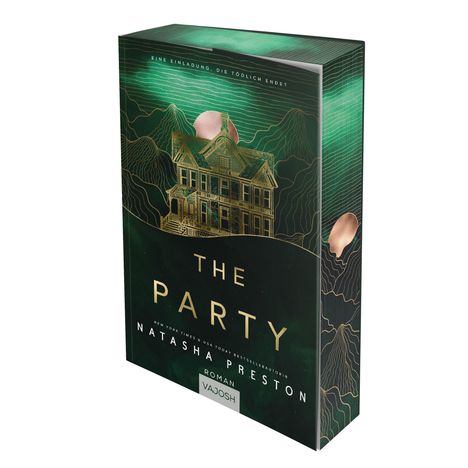 "THE PARTY" von Natasha Preston, ein Buchcover in Grün- und Goldtönen mit einem großen, alten Haus und Bergen im Hintergrund.