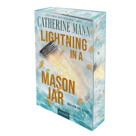 „Lightning in a Mason Jar“ von Catherine Mann. Ein Einmachglas mit leuchtendem Inhalt schwebt im Wasser, umgeben von Blättern.