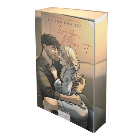„Love You, Mean It“ von Laura Pavlov. Illustration: Paar in inniger Umarmung auf einem Sofa.