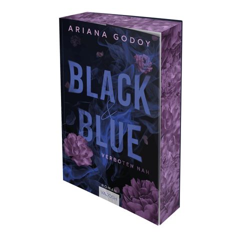 Der Text "BLACK & BLUE VERBOTEN NAH" ist in blauer Schrift auf einem dunklen Hintergrund mit violetten Blumen und Rauch.