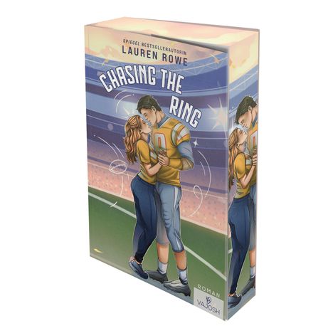 "Chasing The Ring", Lauren Rowe. Illustration eines Paares in Football-Ausrüstung, sie umarmen sich auf einem Spielfeld.