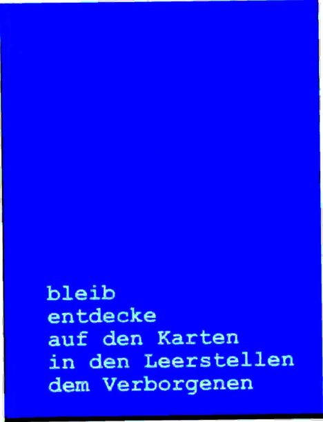 Weiße serifenlose Schrift auf blauem Hintergrund: "bleib entdecke auf den Karten in den Leerstellen dem Verborgenen".